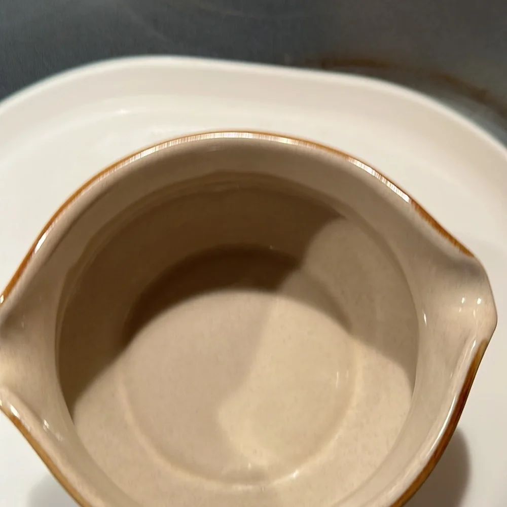 Gravy dish